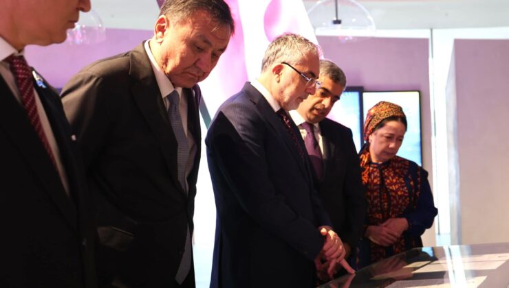 Bakan Işıkhan, Azerbaycan’da Şehitlikleri ve Zafer Müzesi’ni Ziyaret Etti