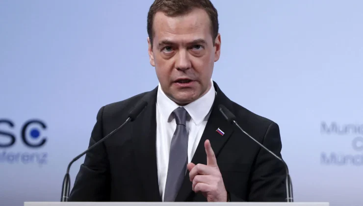 Medvedev’den Trump’a Grönland Tepkisi: “Kurucu Babalar Arasına Girme Peşinde”