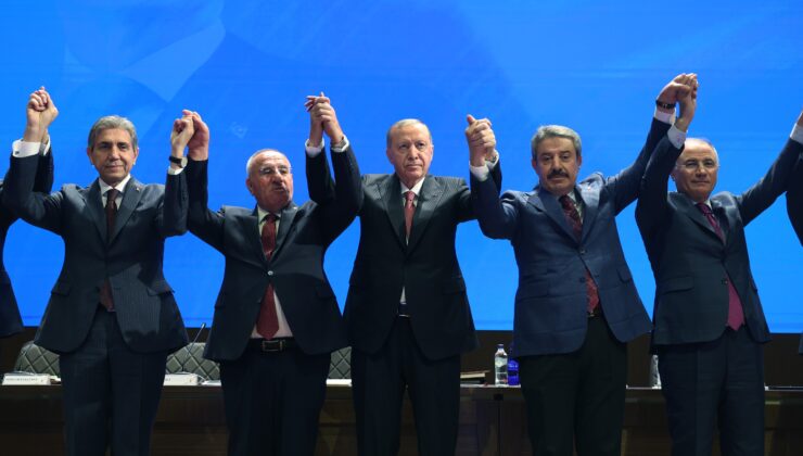AK Parti MYK, Cumhurbaşkanı Erdoğan Başkanlığında Toplandı: 4 Belediye Başkanı AK Parti’ye Katıldı