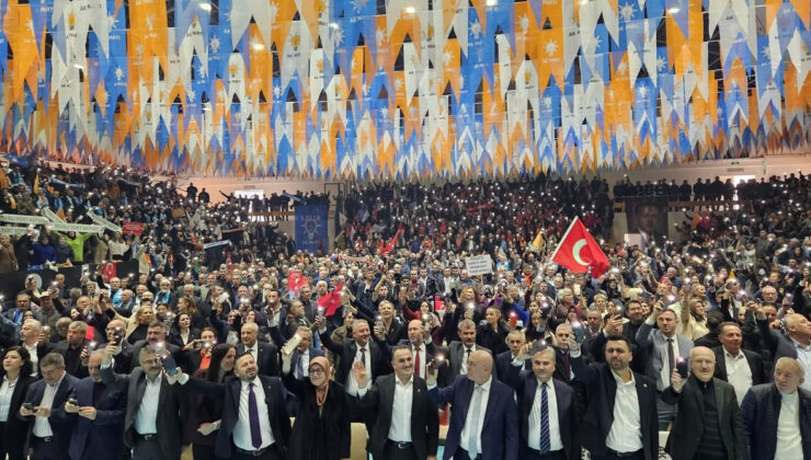 AK Parti Balıkesir’de Mahalle Başkanları İstişare Toplantısı Gerçekleştirildi, Yeni Üyelere Rozetleri Takıldı
