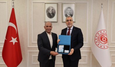 Bakan Işıkhan Girişimci Baqir Ali Sheikh’e Turkuaz Kart Takdim Etti