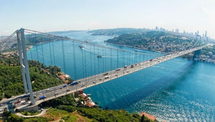İstanbul Boğazı Gemi Geçişi Nedeniyle Çift Yönlü Trafiğe Kapatıldı